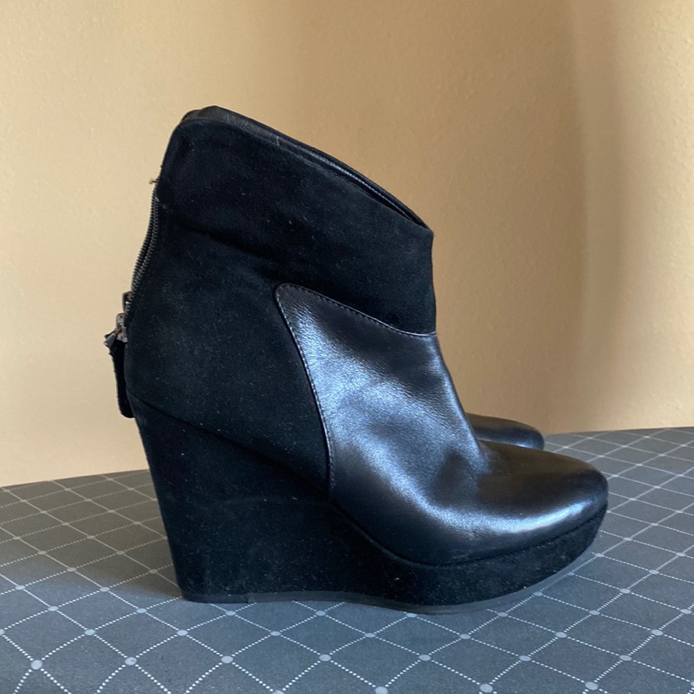 Guess Black leather and suede platform shoes in size 8 US, 4” heels, 1” platform